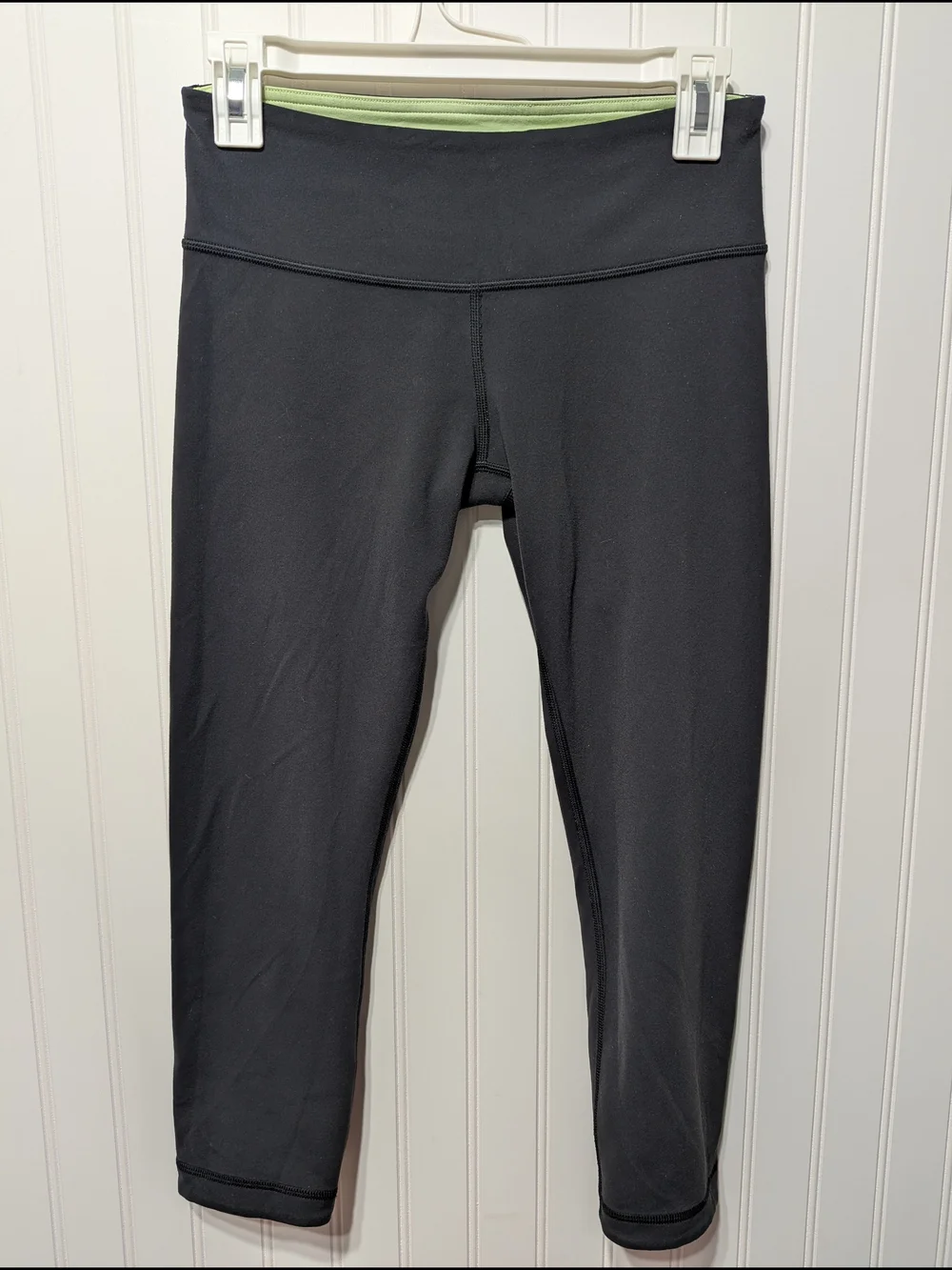 lululemon athletica REVERSIBLE Pistachio Green/Black Cropped High-Rise Leggings
